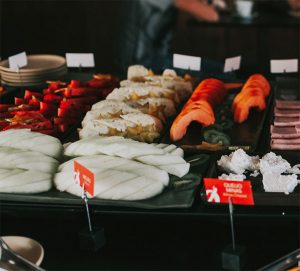 Identifique os alimentos no buffet do café da manhã