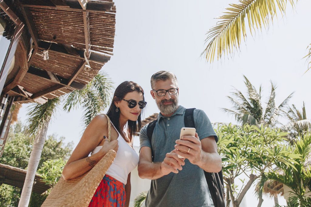 Smartphone na mão: o que os turistas esperam das marcas?