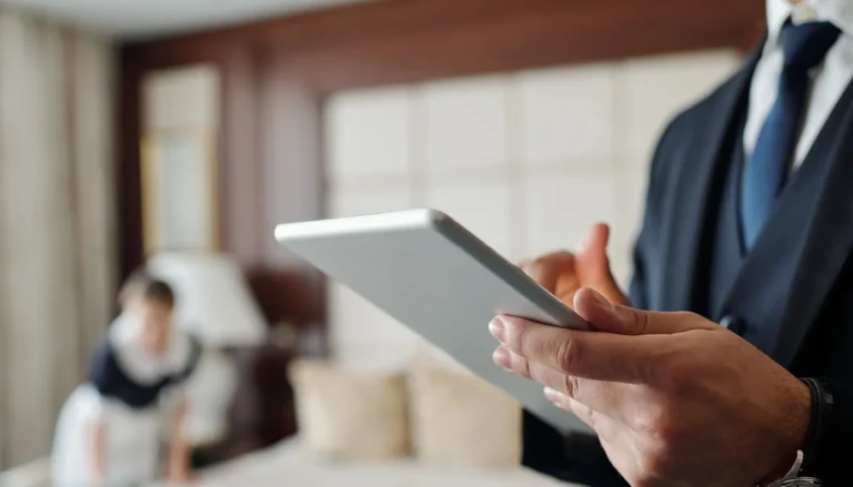 Enxoval profissional para hotelaria com kit completo de lençóis, toalhas e travesseiros padronizados em quarto de hotel