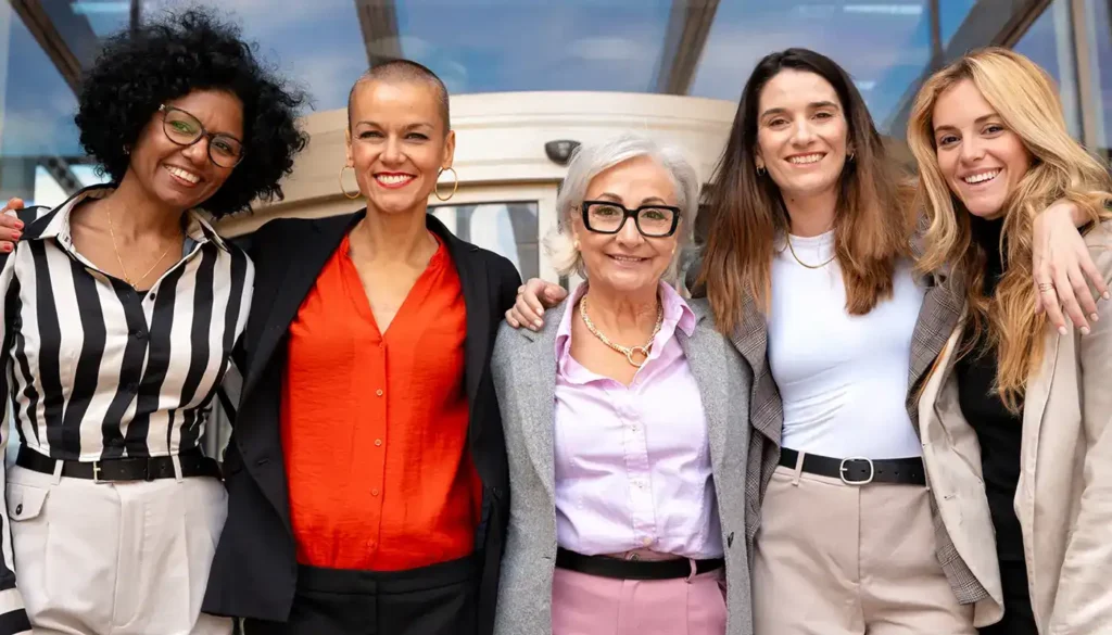 mulheres na hotelaria em reunião de liderança no setor hoteleiro discutindo gestão e desenvolvimento profissional