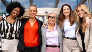 mulheres na hotelaria em reunião de liderança no setor hoteleiro discutindo gestão e desenvolvimento profissional