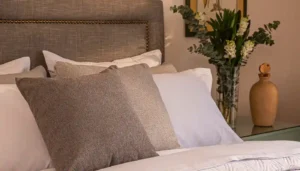 Short stay em hospedagem: quarto preparado com enxoval organizado para alta rotatividade de hóspedes em hotel ou imóvel de temporada