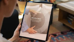 tablet exibindo ebook sobre kit básico para montar airbnb com enxoval e organização de hospedagem