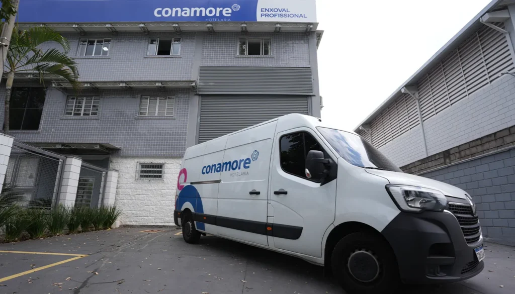 Sede da Conamore Hotelaria com veículo de entrega de enxoval profissional para hotéis, pousadas e Airbnb